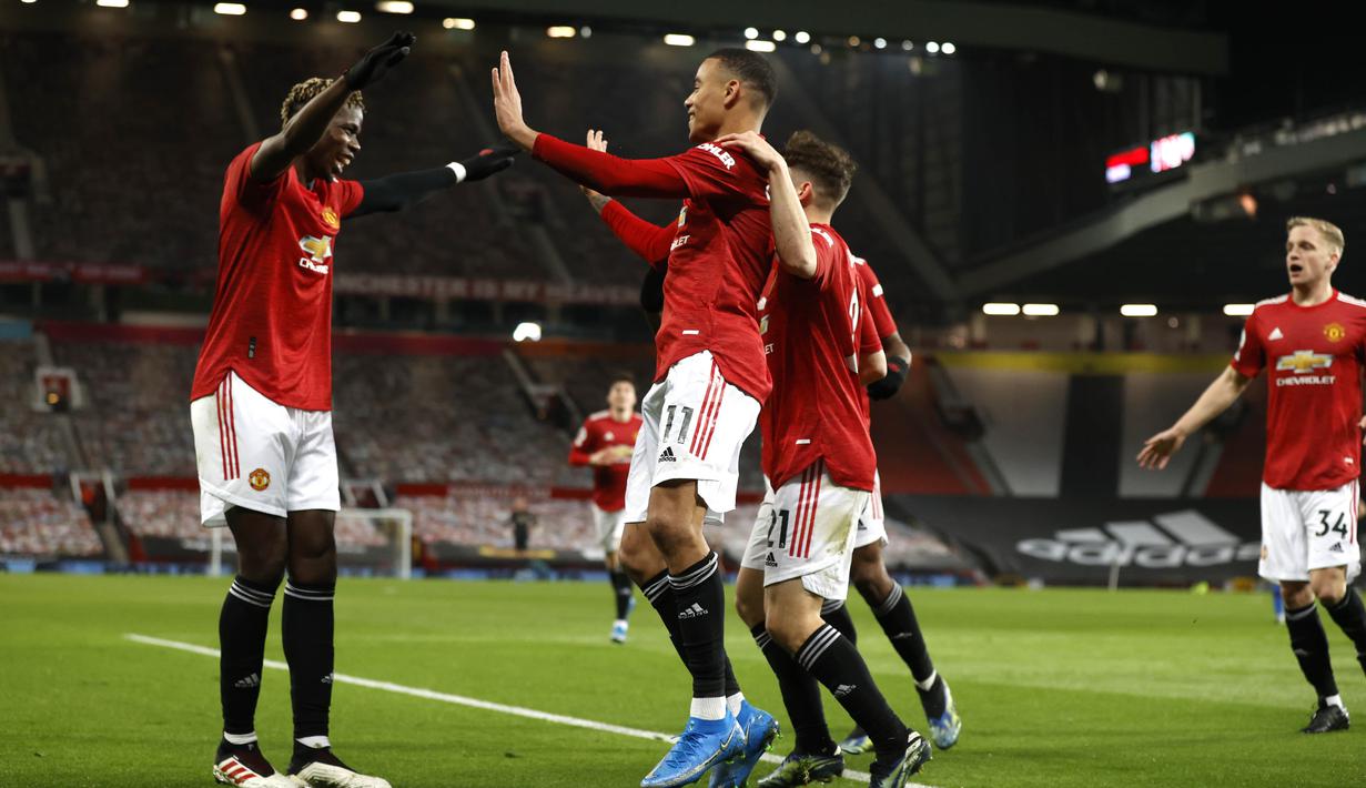 Penyerang Manchester United, Mason Greenwood, melakukan selebrasi bersama rekannya usai mencetak gol ke gawang Brighton and Hove Albion pada laga Liga Inggris di Stadion Old Trafford, Minggu (4/4/2021). MU menang dengan skor 2-1. (Phil Noble/Pool via AP)