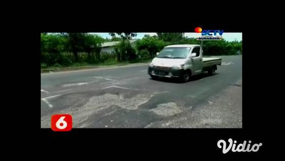 VIDEO: Warga Berswadaya Tambal Jalan Nasional yang Berlubang di Jombang