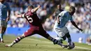 Gelandang Manchester City, Jeremy Doku (kanan) berusaha melewati adangan bek West Ham United, Vladimir Coufal pada laga pekan terakhir Liga Inggris 2023/2024 di Etihad Stadium, Manchester, Minggu (19/5/2024). (AP Photo/Dave Thompson)