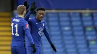 Striker Chelsea, Callum Hudson-Odoi, melakukan selebrasi bersama Timo Werner, usai mencetak gol ke gawang Morecambe pada laga Piala FA di Stadion Stamford Bridge, Minggu (10/1/2021). Chelsea menang dengan skor 4-0. (AP/Matt Dunham)