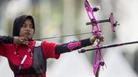 Pemanah putri Indonesia, Choirunisa Diananda, saat berlaga pada nomor recurve women individual Asian Games di Lapangan Panahan, Senayan, Jakarta, Selasa (28/8/2018). Choirunisa Diananda mendapat medali perak. (Bola.com/Vitalis Yogi Trisna)