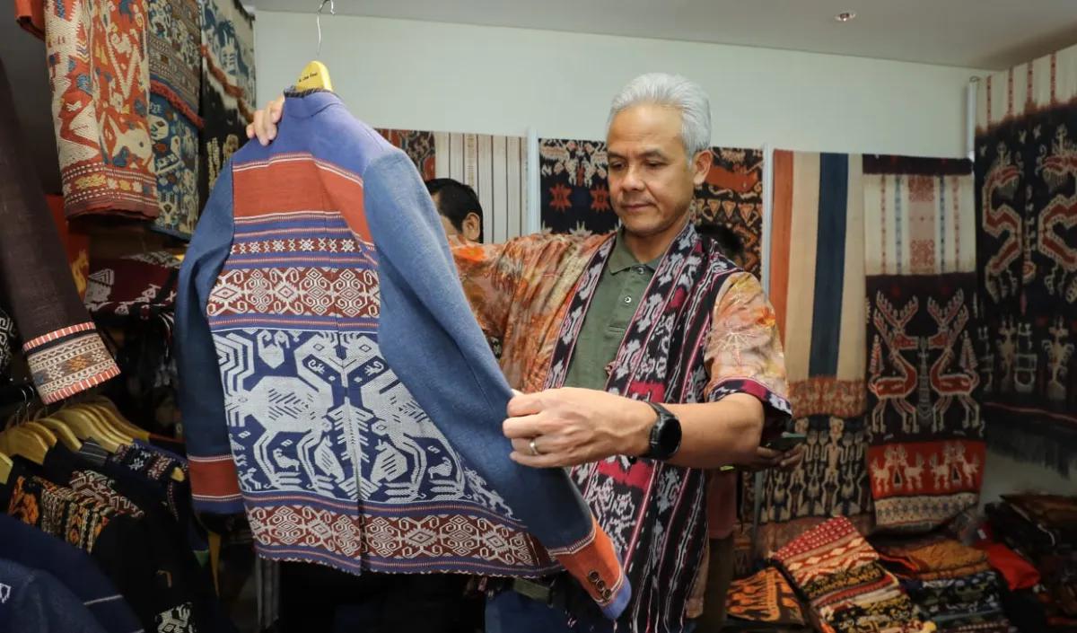 Ganjar menekankan pentingnya proteksi kepada UMKM Indonesia agar tetap bersaing dengan penjualan barang secara online ataupun barang impor dari luar negeri.<br>
