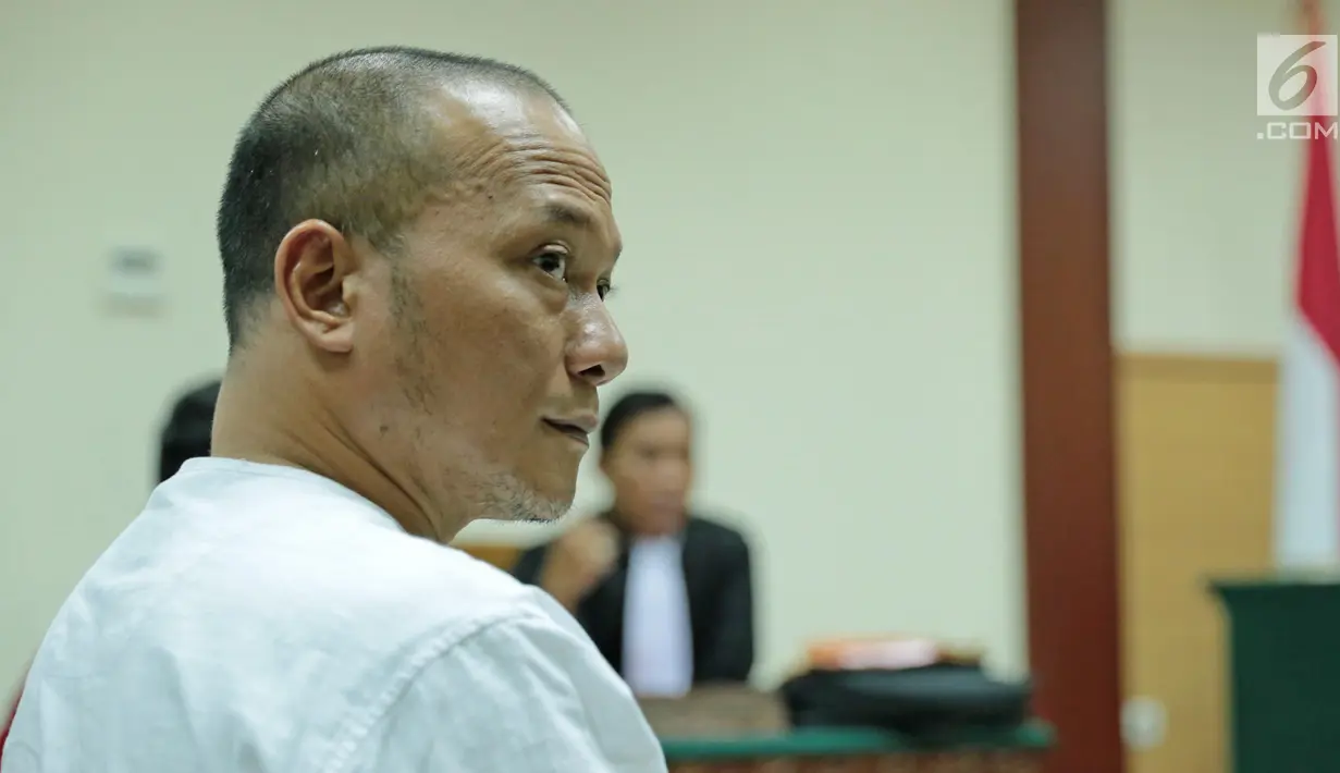Ekspresi Iwa K saat menjalani sidang perdana di Pengadilan Negeri Tangerang, Rabu (6/9). Iwa K menjalankan sidang perdana kasus narkoba terkait kasus kepemilikan ganja dalam tiga linting rokok. (Liputan6.com/Pool)