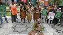 Koalisi organisasi masyarakat sipil dan sejumlah orang yang tergabung dalam gerakan Rakyat menggugat Proyek Strategis Nasional (Geram PSN) melakukan ritual adat berdoa bersama sebelum sidang judicial review di Mahkamah Konstitusi, Jakarta, Selasa (19/8/2025). (merdeka.com/Arie Basuki)