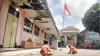 Hujan Lebat Mengguyur Jember, Atap Bangunan SD Gelang Ambruk