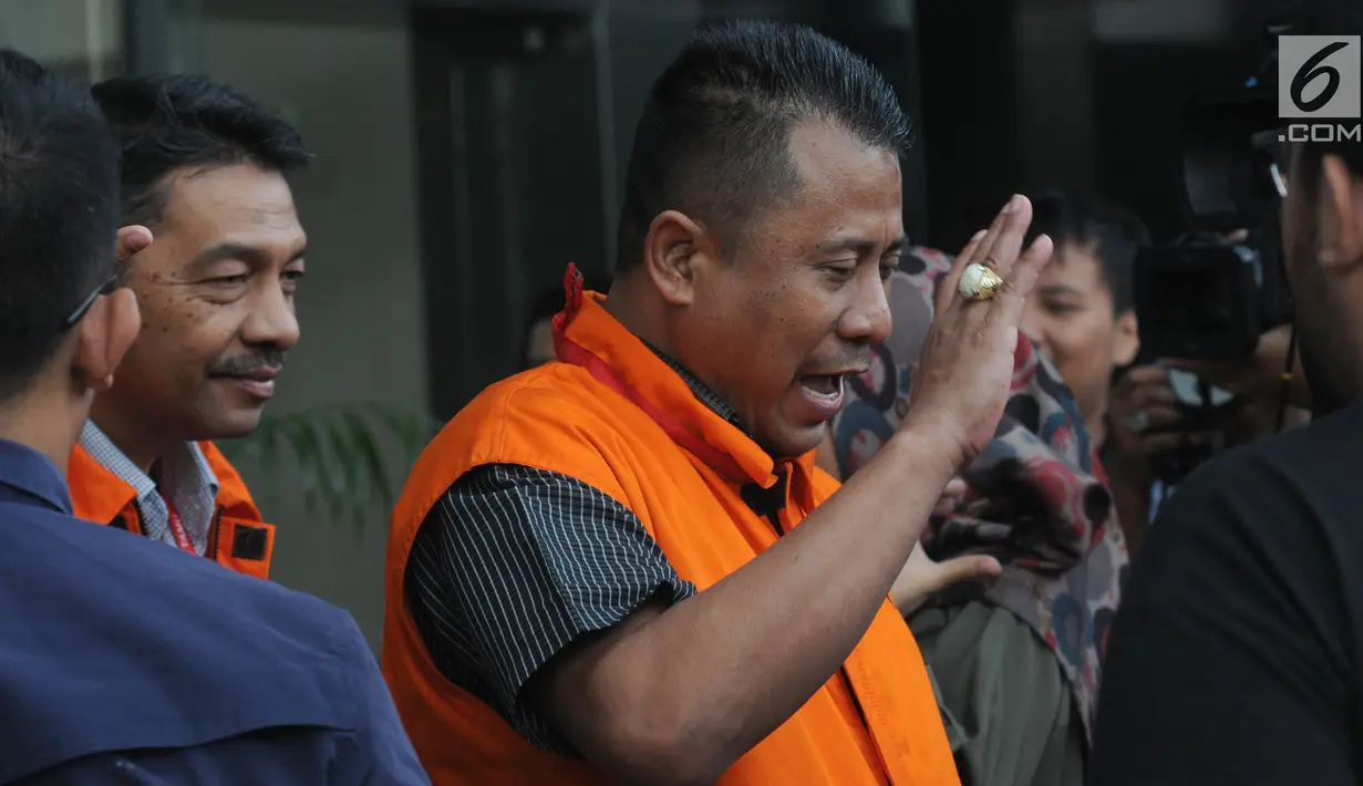 Dua anggota DPRD Kota Malang Sokarno (depan) dan Mohan Katelu (belakang) usai menjalani pemeriksaan di gedung KPK, Jakarta, Jumat (13/07). Keduanya diperiksa terkait kasus dugaan suap pembahasan APBD-P Pemkot Malang TA. 2015. (Merdeka.com/Dwi Narwoko)