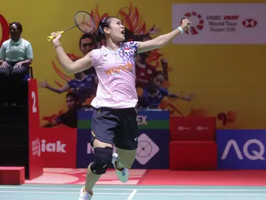 Ganda campuran Indonesia, Lisa Ayu Kusumawati, melakukan selebrasi setelah menaklukkan wakil Inggris, Inggris, Gregory Mairs/Jenny Mairs pada babak 16 besar Indonesia Masters 2025 di Istora Senayan, Jakarta, Kamis (23/1/2025). (Bola.com/M Iqbal Ichsan)