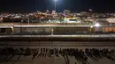 Migran bermalam di luar pagar perbatasan AS-Meksiko sambil menunggu pengajuan suaka di El Paso, Texas, di Ciudad Juarez, Meksiko, Rabu (21/12/2022).  Akibatnya Gubernur Texas Greg Abbott memerintahkan 400 tentara ke perbatasan AS-Meksiko di El Paso, yang berada dalam keadaan darurat karena gelombang migran yang menyeberang dari Meksiko ke kota. (JOHN MOORE / GETTY IMAGES NORTH AMERICA / Getty Images via AFP)
