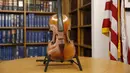 Biola Stradivarius diperlihatkan saat konferensi pers di New York, Kamis (6/8/2015). Biola yang dibeli dengan harga Rp2,7 miliar itu kembali ke pemiliknya setelah hilang dicuri selama 35 tahun. (REUTERS/Shannon Stapleton)