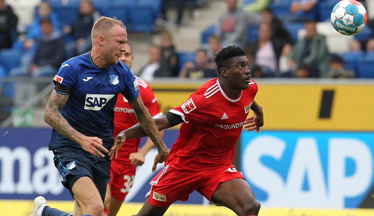 Taiwo Awoniyi. Striker Nigeria berusia 24 tahun ini dipermanenkan Union Berlin dari Liverpool awal musim 2021/2022 ini dengan mahar senilai 5,5 juta pound. Tampil 17 kali di Bundesliga, ia mencetak 9 gol dan 1 assist dan membawa timnya nangkring di posisi ke-5 klasemen sementara. (AFP/Daniel Roland)