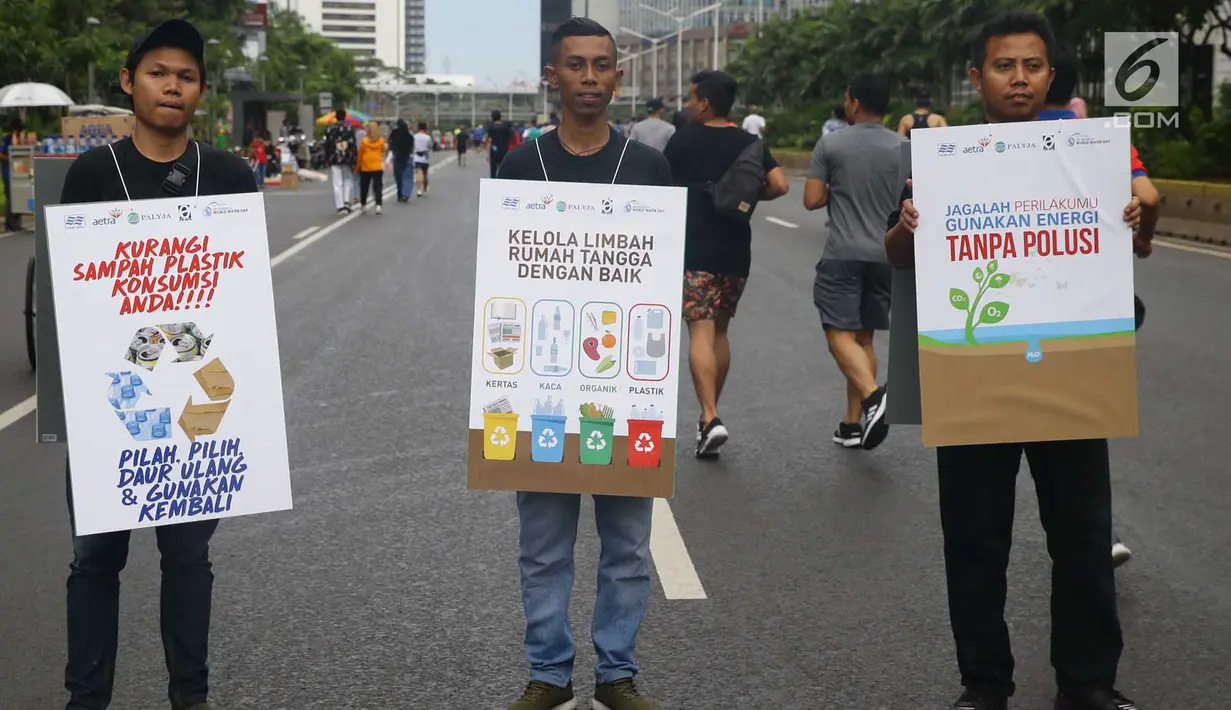 Aktivis saat mengkampanyekan “air untuk semua” yang diadopsi dari tema global yakni Leaving No One Behind selama puncak peringatan Hari Air Sedunia tahun 2019 di area car free day kawasan Sudirman, Jakarta, Minggu (24/3). (merdeka.com/Arie Basuki)