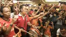 Para The Jakmania bernyanyi tanpa henti psaat nonton bareng di Hotel Royal Regal, Jakarta, Sabtu (28/11/2015). (Bola.com/Vitalis Yogi Trisna)