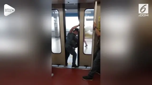 Salah satu pintu kereta sulit terbuka saat berhenti di Stasiun Balintawak, Filipina. Akibatnya para penumpang membuka paksa pintu kereta dengan menendang.