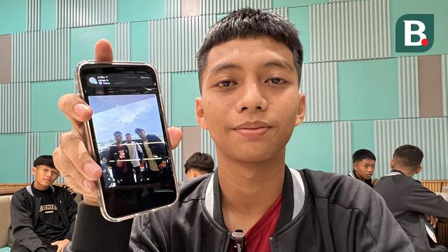 Pemain Korea-Korea Selecao, Muhammad Azzam Fathurrahman, menunjukkan foto dirinya saat bersua pemain Timnas Indonesia, Shayne Pattynama dan Calvin Verdonk