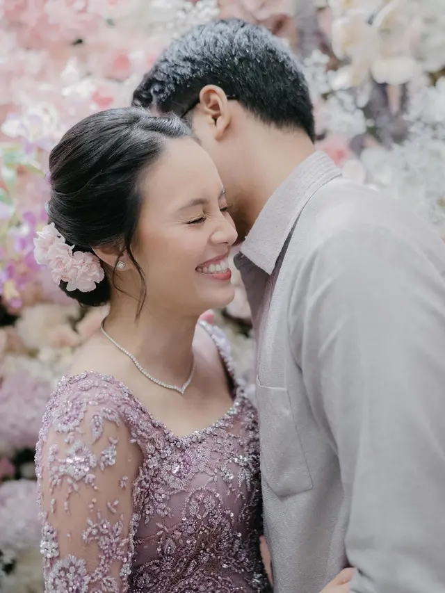 Potret lamaran Anggika Bolsterli dan Omar Armandiego (Sumber: Instagram/@anggikabolsterli)