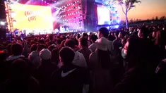 Orang-orang yang memakai masker menyaksikan penampilan sebuah band pada Festival Musik Rye yang digelar selama dua hari di Beijing pada 18 Oktober 2020. (Photo by Noel Celis / AFP)