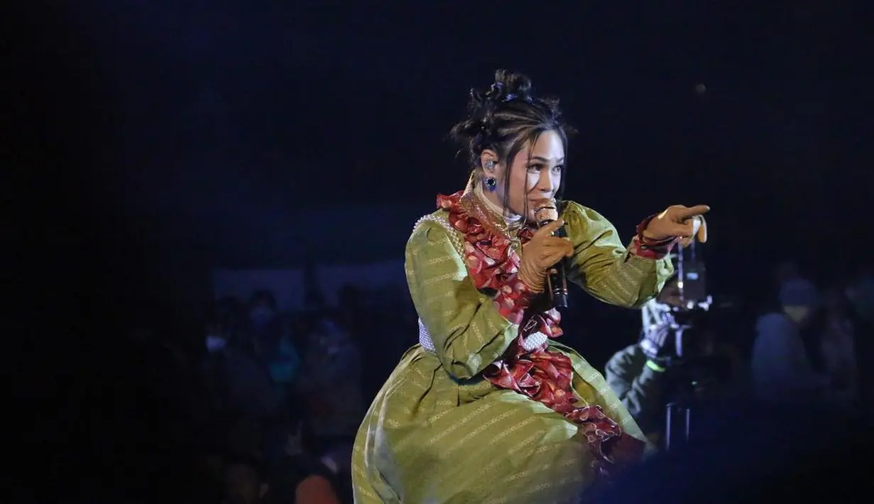 Yang bikin ngakak, Andien dapat gelar baru dari penonton. Andien singkatan dari Anak Dieng. Nyonya Irfan Wahyudi auto kesengsem dengan gelar baru yang didapatnya. “Pokoknya Festival Dieng 2022 kalian keren banget ah! Salam manis dari ANakDIENg. Coba kutagih janjinya ya, tag diri dan temen kalian masing-masing ya,” ia mencuit. (Foto: Dok. Instagram @andienaisyah)