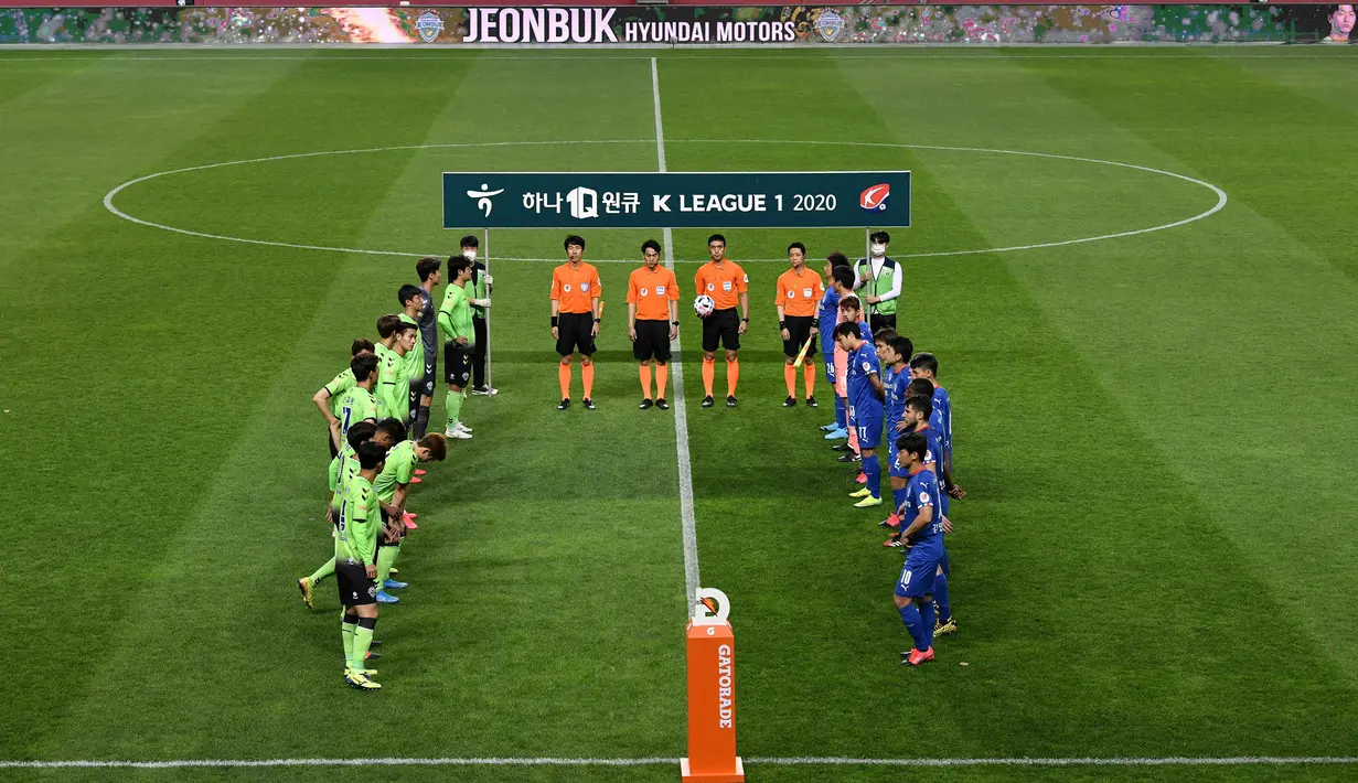 Pemain Jeonbuk Hyundai Motors dan Suwon Samsung Blue Wings sebelum memulai pertandingan pembukaan kompetisi K-League Korea Selatan di Stadion Jeonju, Jumat (8/5/2020). Jeonbuk menang 1-0 atas Suwon. (AFP/Jung Yeon-Je)