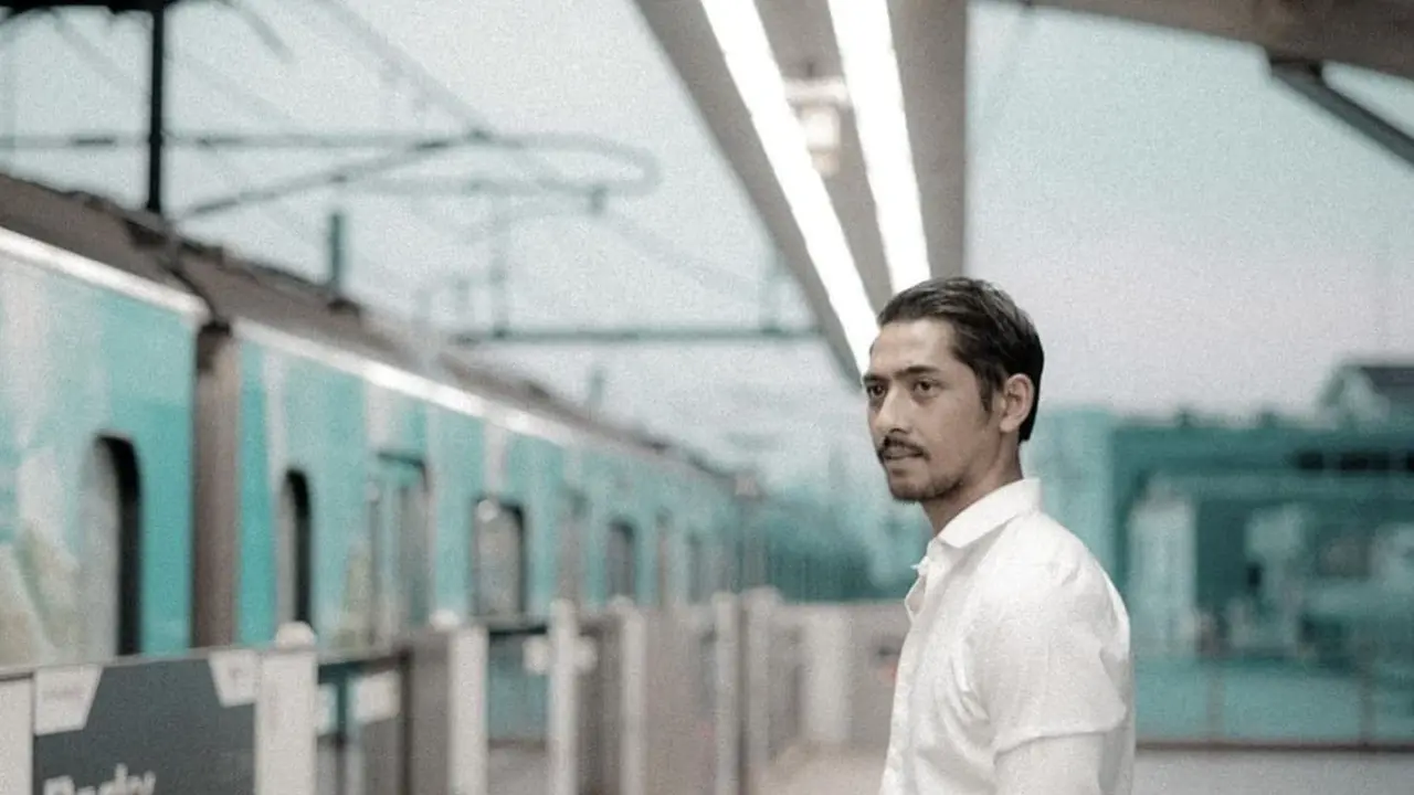 Pesona Arya Saloka saat Naik MRT