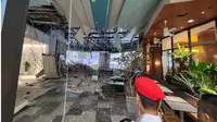 Plafon teras mobil dekat pintu masuk utama Megah Rise Mall ambruk pada 31 Oktober 2023, di tengah angin kencang dan hujan deras di kawasan tersebut. (Facebook/Pulau Tikus Market Cafe)