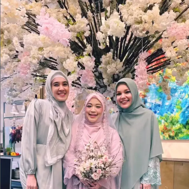 12 Tahun Nikah Belum Punya Anak, Ini 6 Potret Terbaru Dewi Sandra Makin Religius