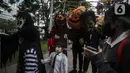 Para peserta mengenakan kostum unik saat Parade Kostum Halloween di Mall Central Park, Jakarta, Sabtu (30/10/2021). Parade Kostum Halloween kali ini akan dipenuhi dekorasi dan instalasi bertemakan berbagai ornamen layaknya seperti di negeri ajaib. (Liputan6.com/Johan Tallo)