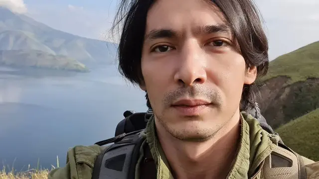 6 Potret Selfie Abimana Aryasatya dengan Ekspresi Datar Ini Ala Bapak-Bapak Banget