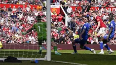 Pemain Manchester United Lisandro Martinez (kanana) berebut bola dengan pemain Everton Dwight McNeil pada pertandingan sepak bola Liga Inggris di Stadion Old Trafford, Manchester, Inggris, Sabtu (8/4/2023). (AP Photo/Dave Thompson)