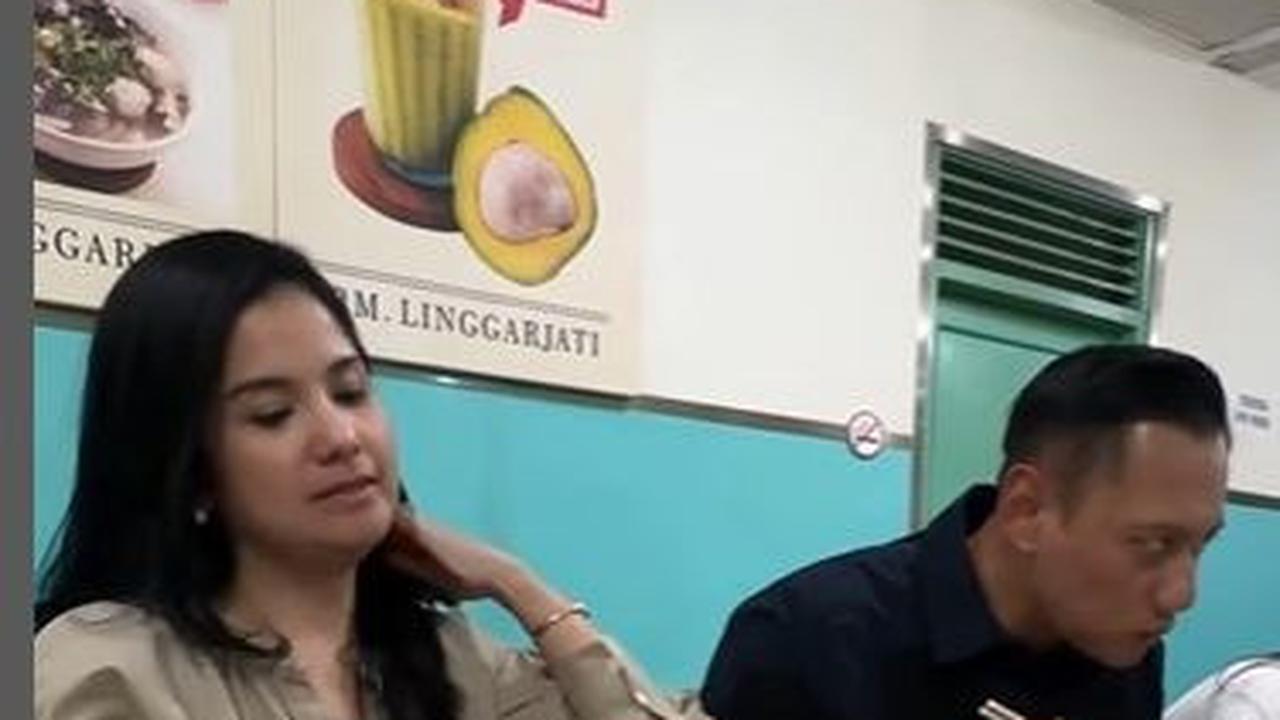 Di saat AHY menikamti mi ayamnya, Annisa tiba-tiba membahas masa pacarana.<br>