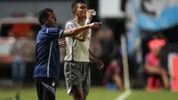 Pelatih caretaker Persib Bandung, Budiman, memberikan instruksi kepada Rachmat Irianto dalam laga kontra PSS Sleman di Stadion Maguwoharjo pada laga pekan kelima BRI Liga 1 2022/2023, Jumat (19/8/2022). (Bola.com/Bagaskara Lazuardi)
