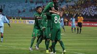 Para pemain Bhayangkara FC merayakan gol yang dicetak ke gawang Persela Lamongan di Stadion Gelora Delta, Sidoarjo, Jumat (9/12/2016). (Bola.com/Fahrizal Arnas)