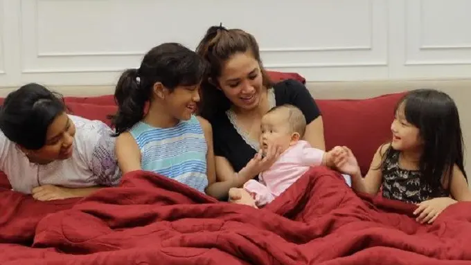 [Bintang] Ussy Sulistiawaty dan anak-anaknya