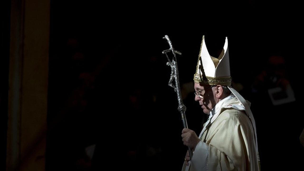 Paus Fransiskus setelah memimpin misa di Basilika Santo Petrus, Vatikan, untuk memperingati Epifani, Senin (6/1/2014).
