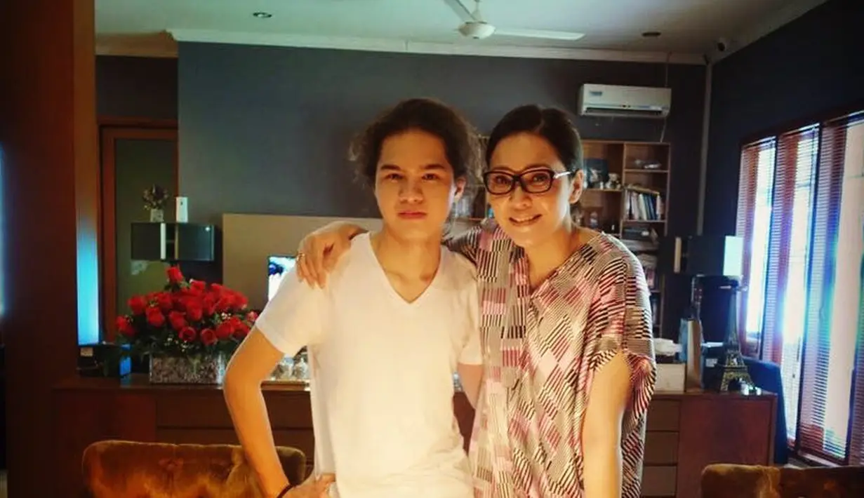 "Bapaknya juga menikah umur 24 tahun. Muda mungkin buat kita, tapi buat seumur dia mungkin enggak muda. Saya juga nikah umur 20 tahun kok, menikah muda sih, cuma ya enggak .apa apa juga," kata Maia (Instagram/duljaelani)