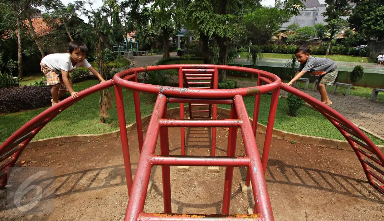 Anak-anak bermain di sekitar Taman Salam, Pasar Minggu, Jakarta, Selasa (18/10). Taman yang letaknya tersembunyi di antara pemukiman warga tersebut menjadi lokasi favorit bagi warga sekitar untuk melepas penat. (Liputan6.com/Immanuel Antonius)