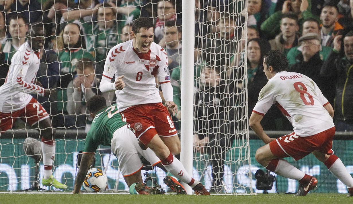 Ekspresi pemain Denmark, Andreas Christensen (tengah) usai membobol gawang Irlandia pada laga leg kedua kualifikasi Piala Dunia 2018 di Aviva Stadium, Dublin, (14/11/2017). Denmark menang 5-1.  (AP/Peter Morrison)