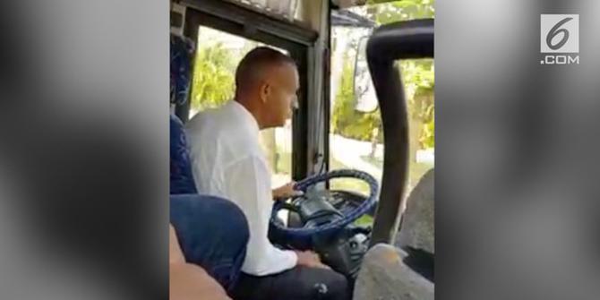 VIDEO: Gaya Imut Sopir Bus Saat Pindahkan Persneling