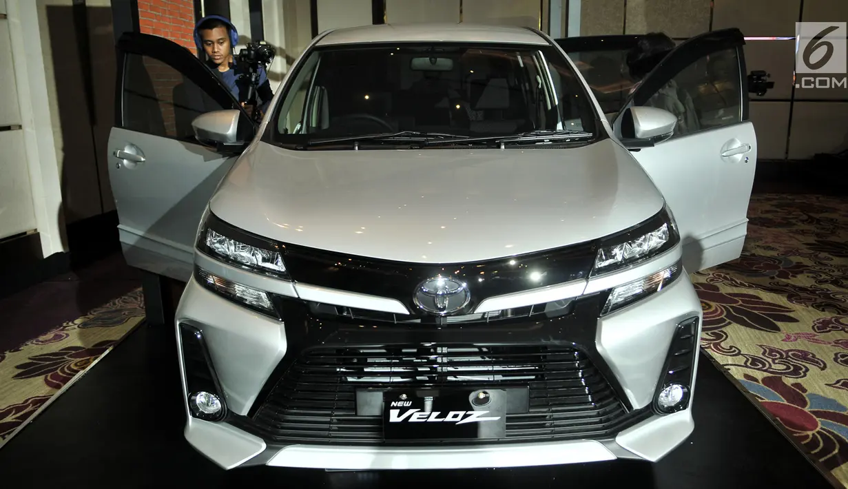 Tampilan New Toyota Veloz saat diluncurkan di Jakarta, Selasa (15/1). Semua varian New Avanza dan Veloz menggunakan boks konsol yang dilengkapi lampu iluminasi, powers lot di baris 1 dan 2, serta USB port di baris 3. (Merdeka.com/Iqbal S. Nugroho)