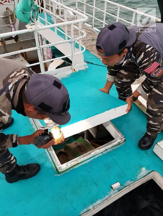 Petugas mengecek kapal Sunrise Glory di selat Philips, Batam (7/2). Kapal ini diamankan pada Rabu sekitar pukul 15.30 WIB, kemudian digeser dari Dermaga Batu Ampar ke Dermaga Lanal Batam pada Jumat 9 Februari 2018. (Liputan6.com/HO/Armabar TNI AL)