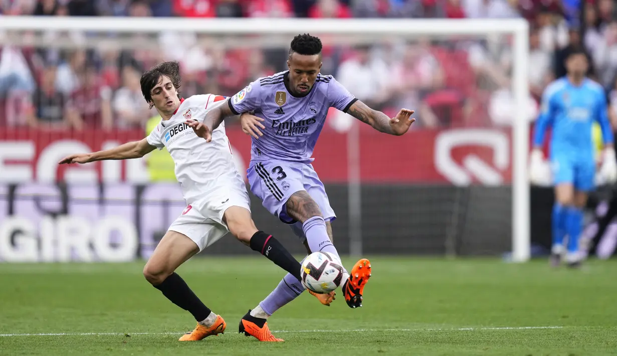 Laga Sevilla vs Real Madrid diwarnai kartu merah yang didapat Marco Acuna. (AP Photo/Jose Breton)