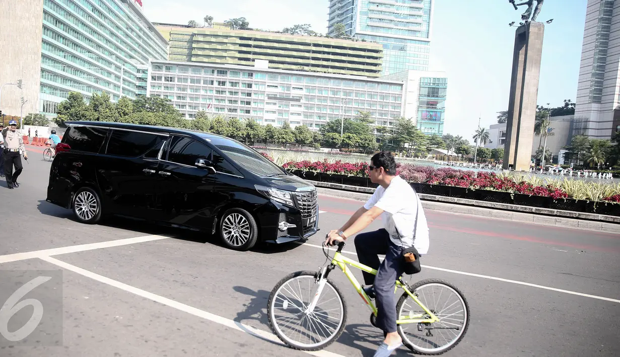 Sebuah minibus mewah berpelat nomor B 1448 RFK nekat menerobos jalur CFD di kawasan Bunderan HI, Jakarta, Minggu (12/6/2016). Seorang pria yang mengaku sopir anggota DPR nekat mencoba menerobos jalur CFD. (Liputan6.com/Faizal Fanani)