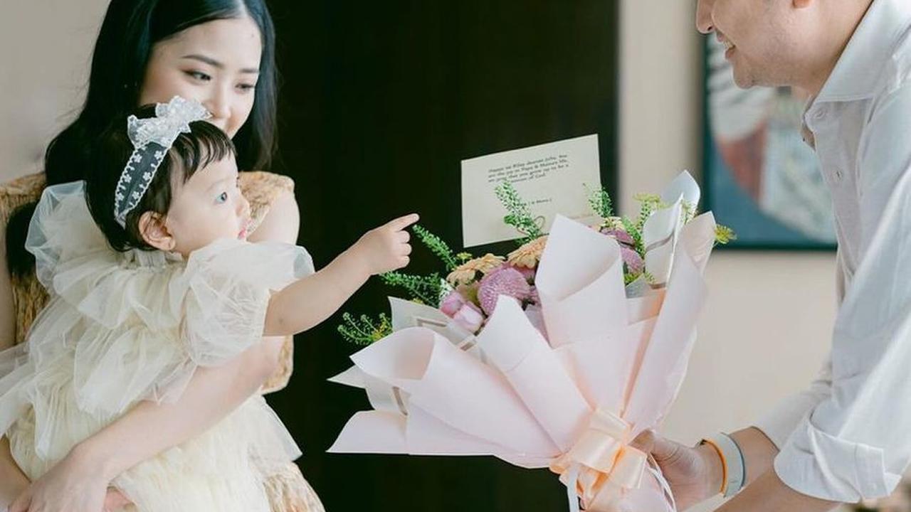 7 Potret Ulang Tahun Julia Putri Jessica Tanoe, Cantik Kenakan Mahkota dan Veil - Ekspresinya Menggemaskan Saat Makan Kue Tart