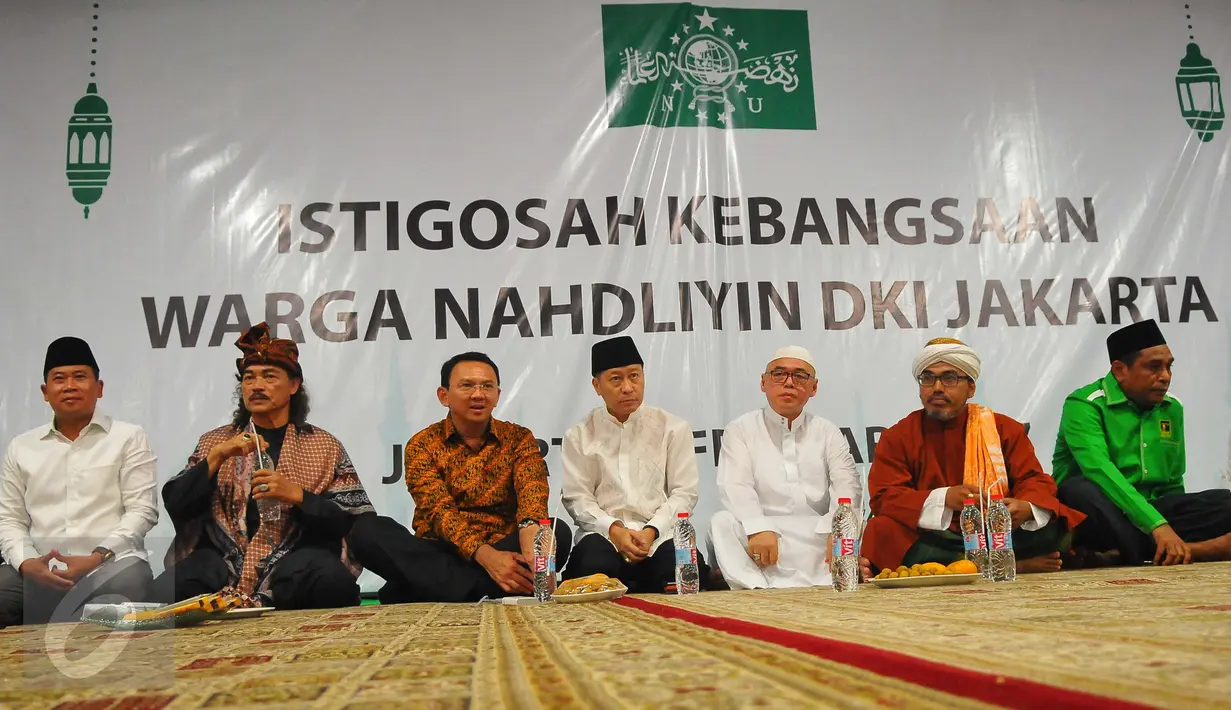 Cagub DKI Jakarta Basuki Tjahaja Purnama alias Ahok menghadiri Istighosah Kebangsaan warga Nahdliyin di Jakarta, Minggu (5/2). KH Nuril Arifin yang biasa disapa Gus Nuril (kedua kiri) turut mengikuti istigosah kebangsaan ini. (Liputan6.com/Angga Yuniar)