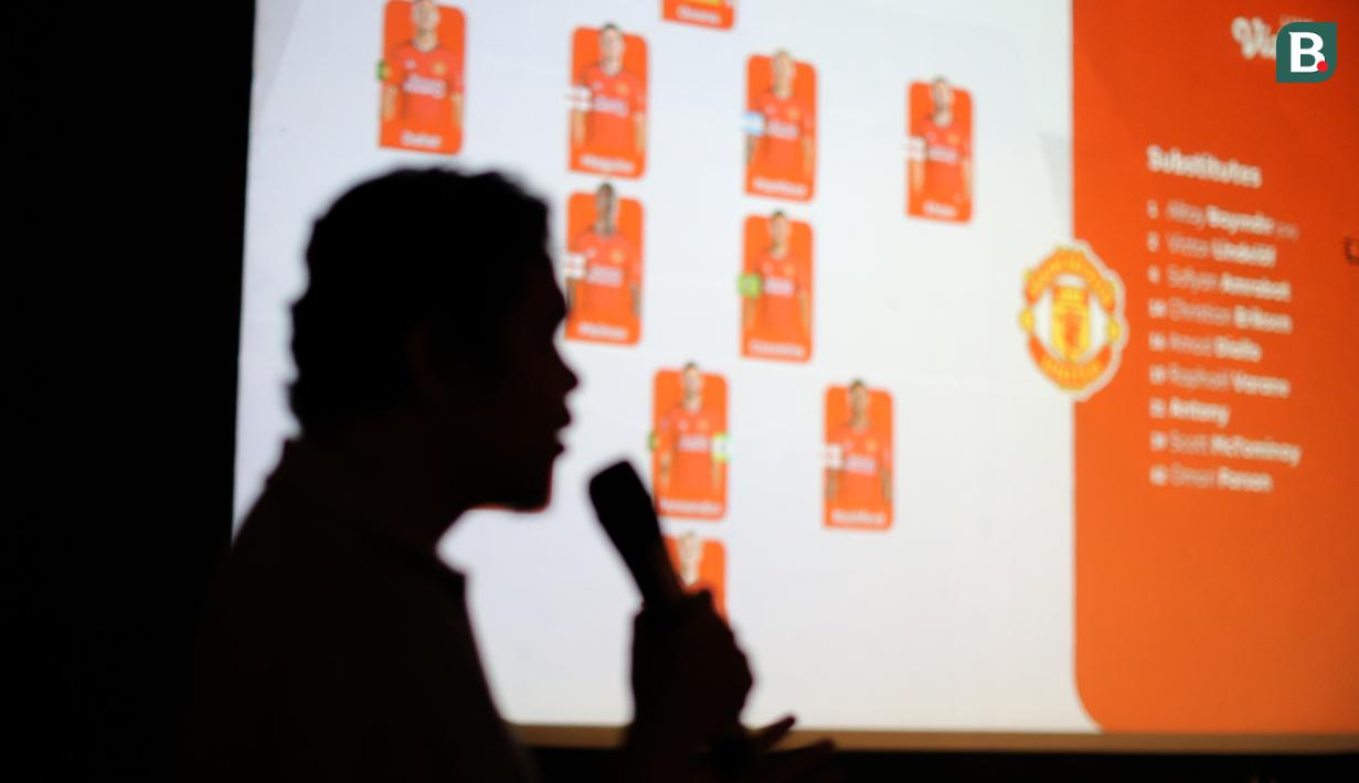 Siluet dari jurnalis Bola.com, Ade Yusuf Satria saat memberikan prediksi pertandingan pada acara Roaring Night antara Manchester United melawan West Ham yang berlangsung di Fomo Bar, Melawai, Jakarta, Minggu (04/02/2024) malam WIB. (Bola.com/Bagaskara Lazuardi)