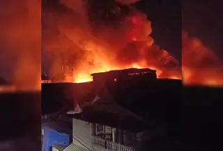 Kebakaran hebat melanda permukiman padat penduduk di Jalan Kandea 3, Kecamatan Bontoala, Kota Makassar, Sulawesi Selatan (Sulsel), Senin (10/8/2026) malam. (Liputan6.com/Fauzan)