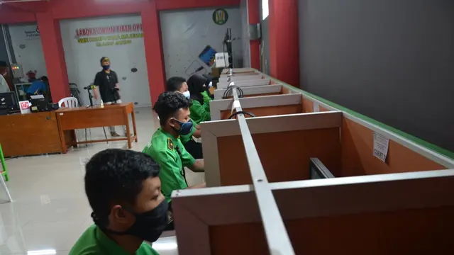 Siswa SMK Komputama Majenang praktik di lab komputer. (Foto: Liputan6.com/Muhamad Ridlo)