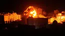 Api dan asap terlihat saat Serangan udara Israel di Gaza City (25.3). Militer Israel melakukan serangan udara di Jalur Gaza sebagai balasan atas serangan roket yang mencederai tujuh penduduk di Tel Aviv utara. (Reuters/Mohammed Ajour)