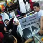 Para penjualpun bersaing untuk bisa menarik minat pembeli. Salah satunya dengan menawarkan diskon dan harga yang murah, Jakarta, Jumat (18/07/2014) (Liputan6.com/Faizal Fanani)