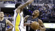 Pemain Brooklyn Nets, Sean Kilpatrick (kanan) dilanggar pemain Indiana Pacers, Aaron Brooks (kiri) saat mencoba melakukan layup pada laga lanjutan NBA di  Bankers Life Fieldhouse, Indianapolis, (5/1/2017).  (AP/Michael Conroy)
