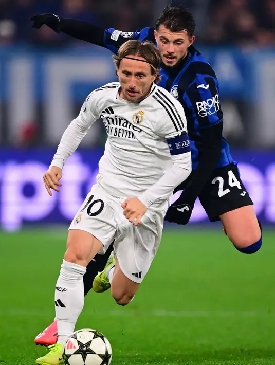 Di babak kedua, Real Madrid meningkatkan pola serangan permainan. (Marco BERTORELLO/AFP)